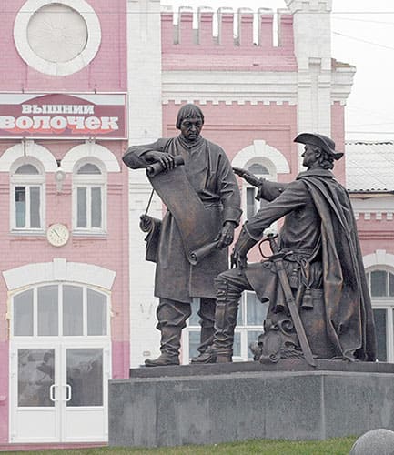 Памятник Петру I и Михаилу Сердюкову в Вышнем Волочке